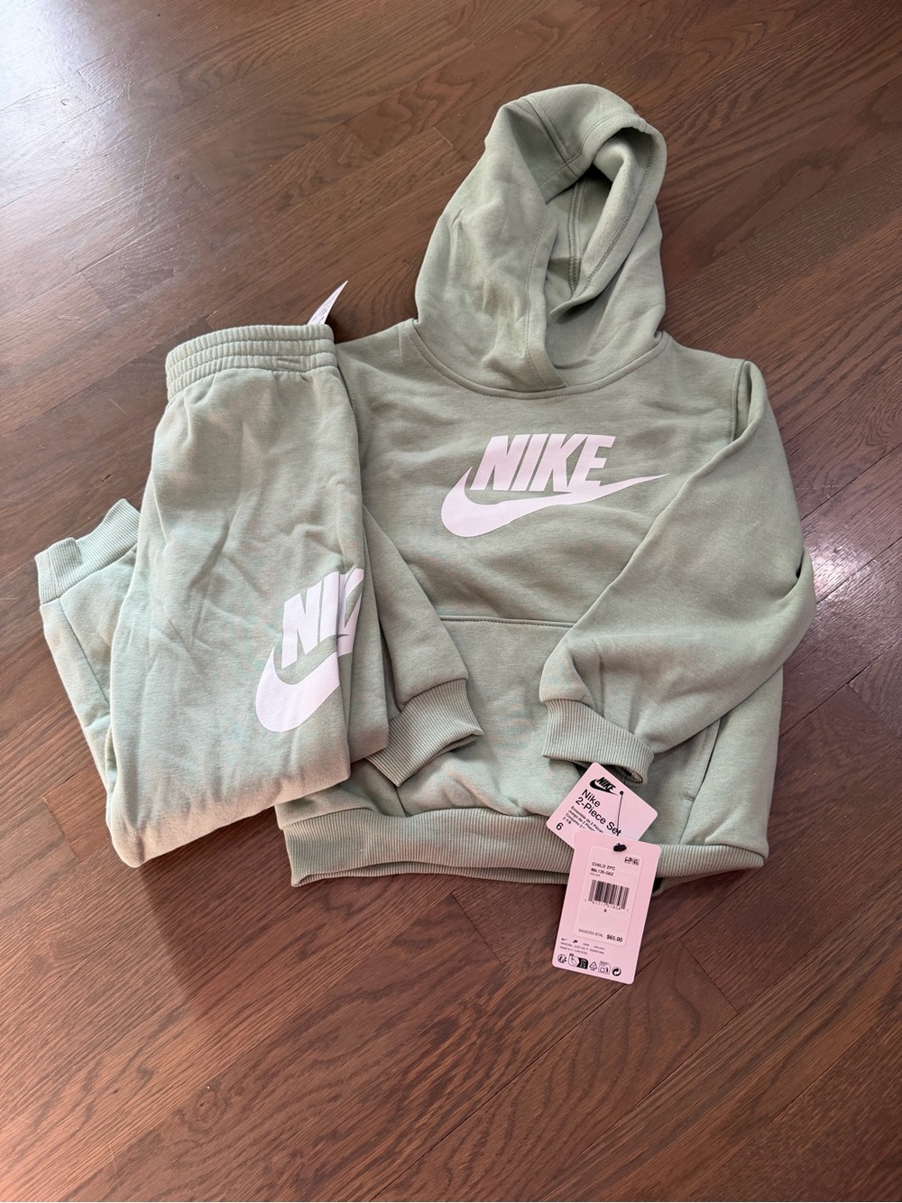 Nike Kids Sage Green Hoodie & Sweatpants Set with White Logo size 6